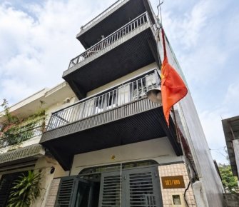 TẤM ỐP GỖ NHỰA CHO MẶT TIỀN NHÀ PHỐ 3 TẦNG