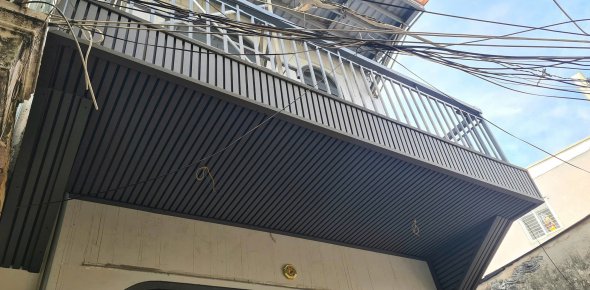 Lắp đặt gỗ nhựa cho mặt tiền nhà phố 3 tầng 