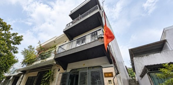 TẤM ỐP GỖ NHỰA CHO MẶT TIỀN NHÀ PHỐ 3 TẦNG