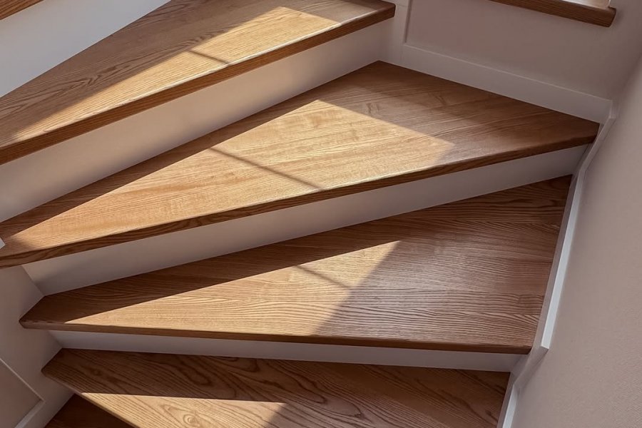 Gỗ ốp bề mặt cầu thang